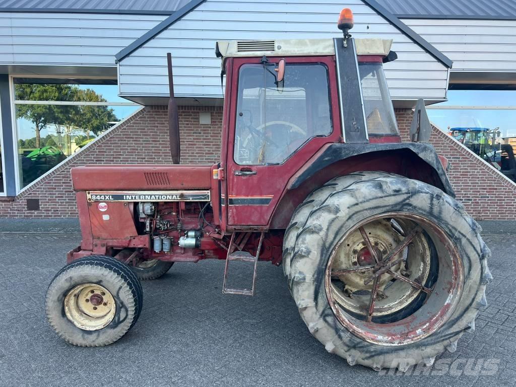 International 844 Tractoare