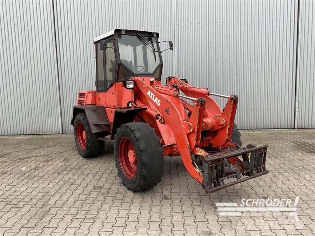 Atlas 82 E Incarcator pe pneuri