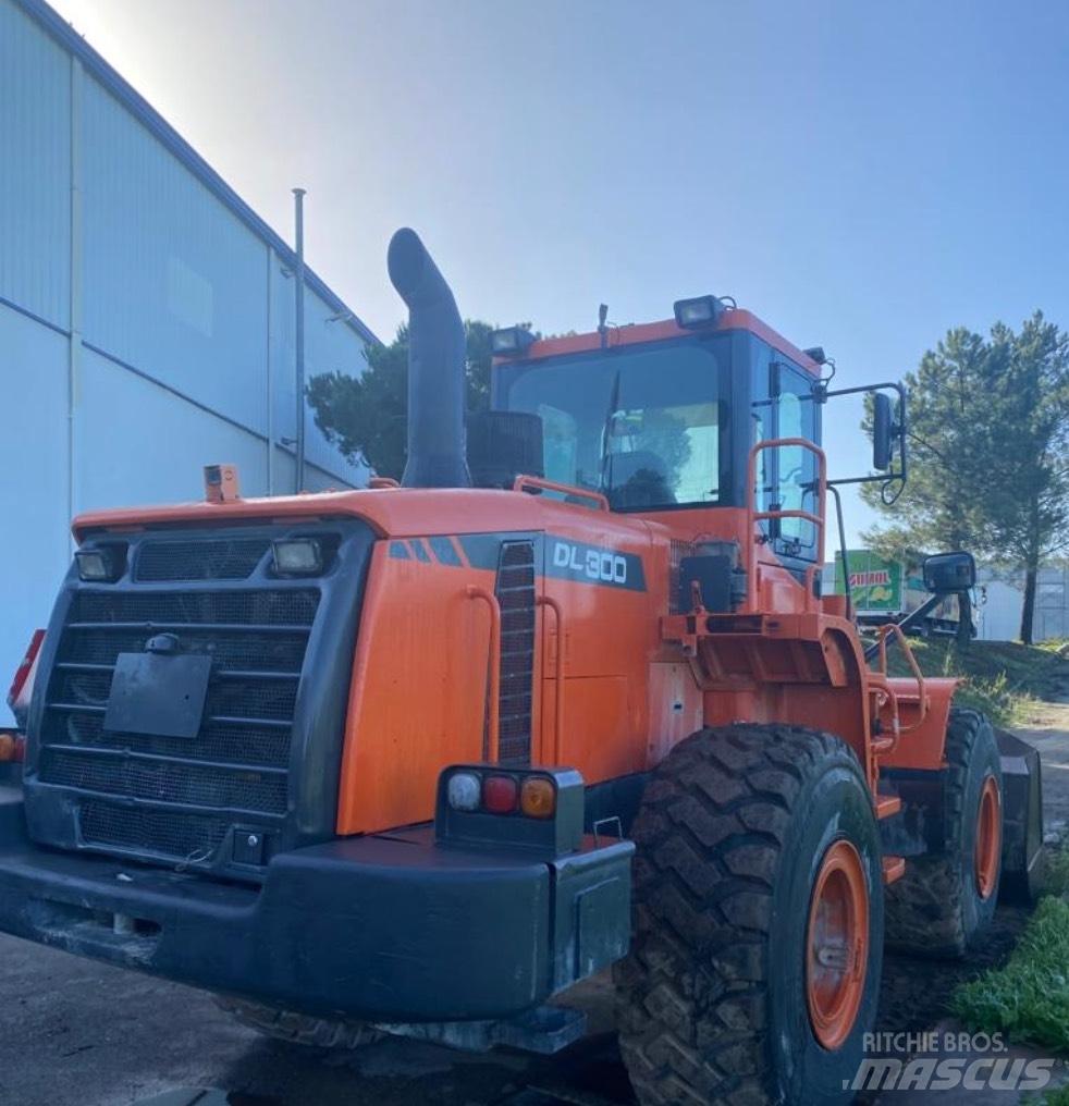 Doosan DL 300 Incarcator pe pneuri