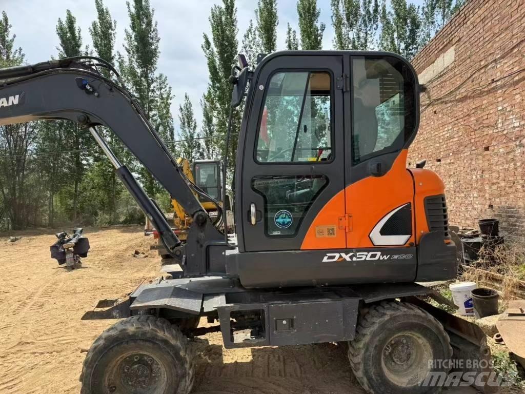 Doosan DX60W Excavatoare cu roti
