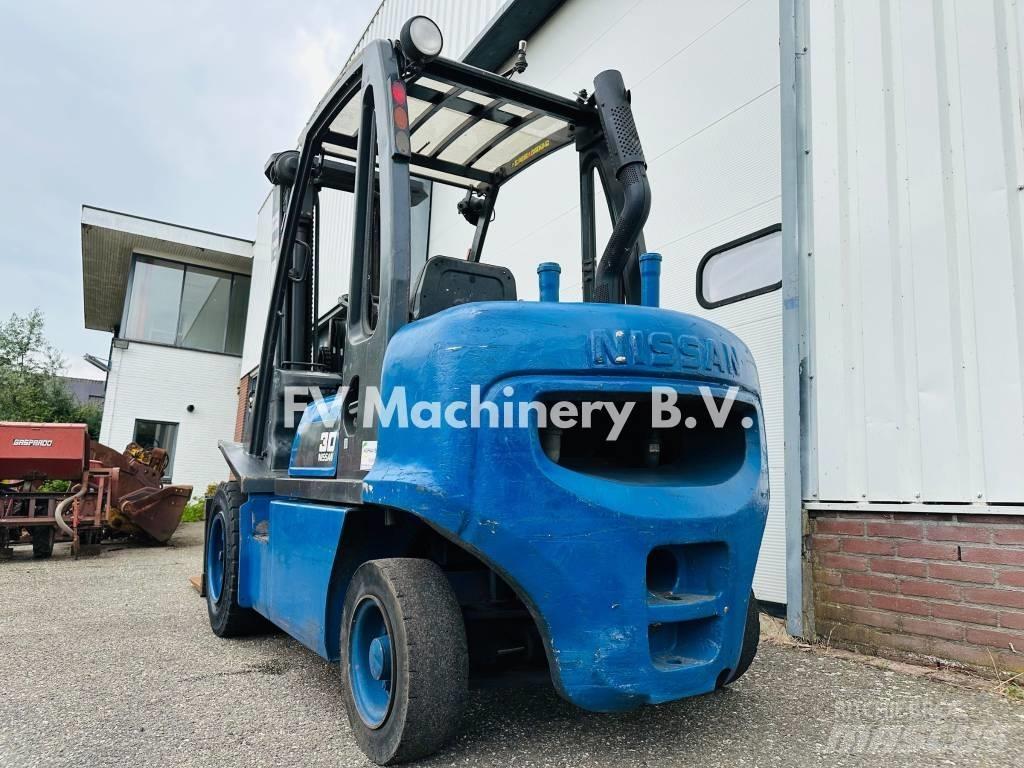 Nissan FGD 02A-300 Stivuitor diesel