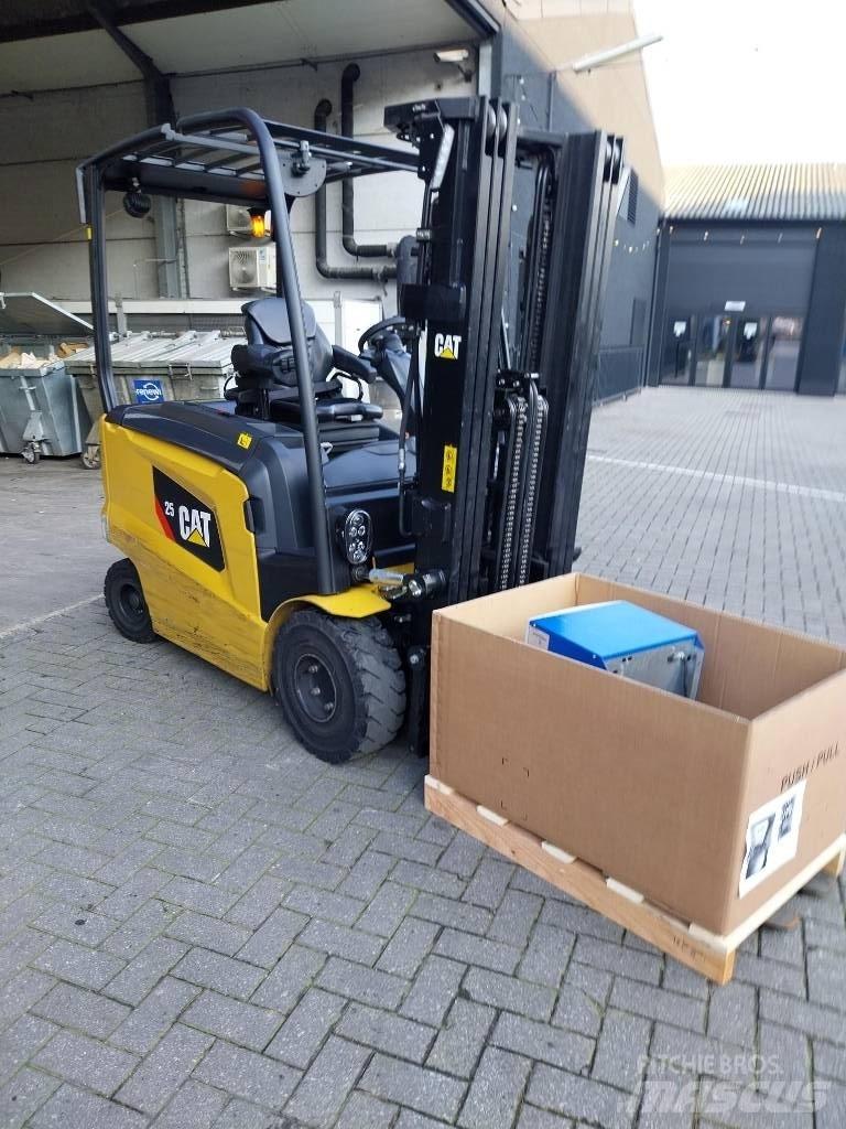 CAT EP25CN Stivuitor electric
