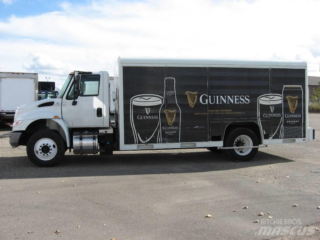 International 4300 Remorci transport bauturi