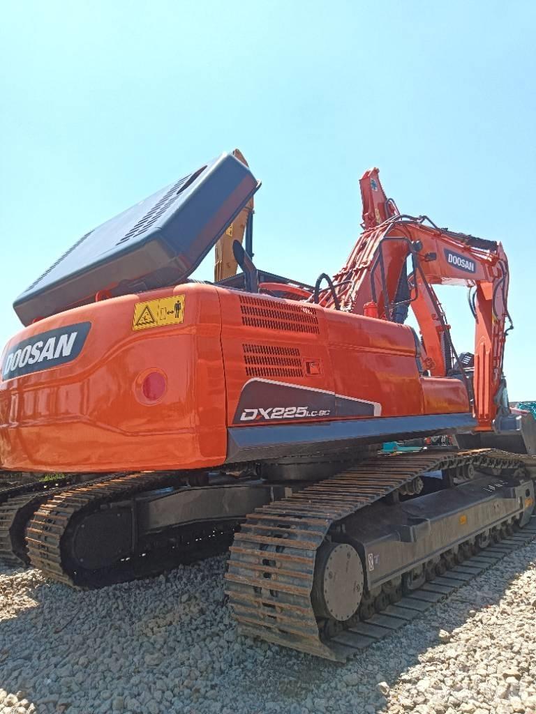 Doosan DX 225 Excavatoare pe șenile
