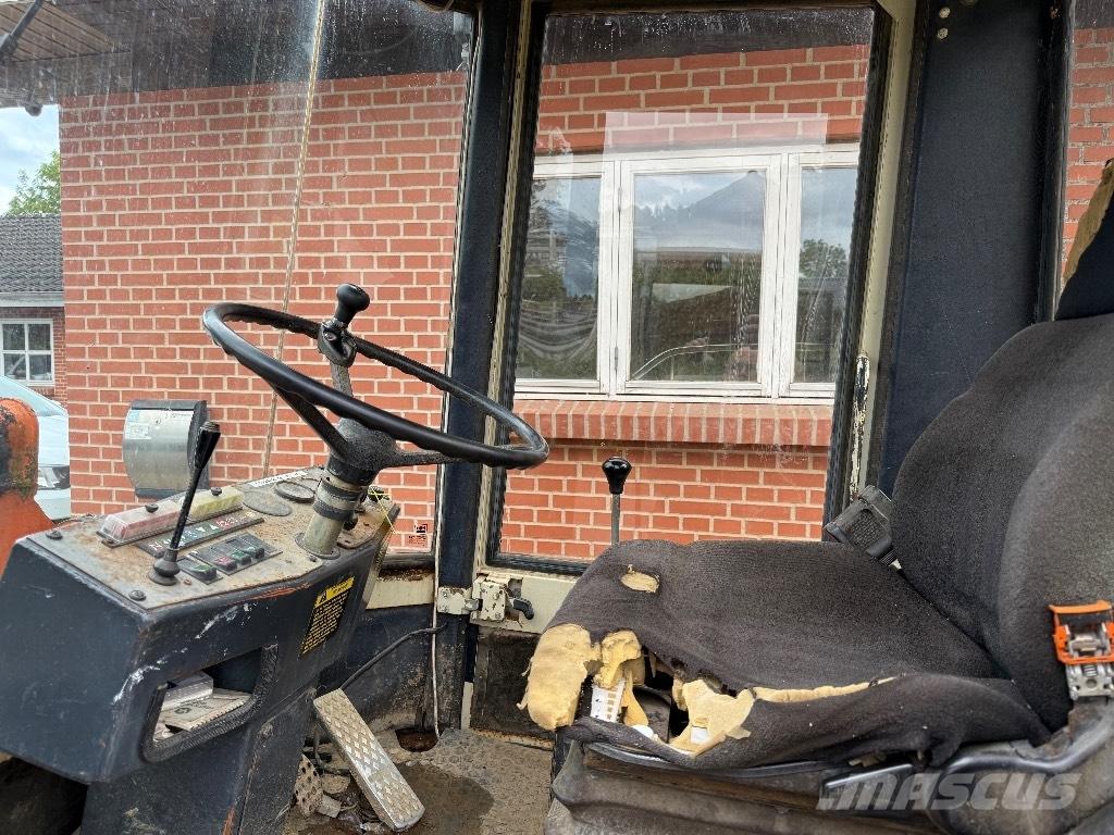 Schaeff SKL 821 Incarcator pe pneuri