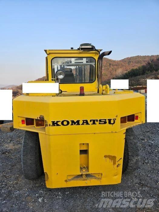 Komatsu FD 150 Stivuitor cu catarg retractabil