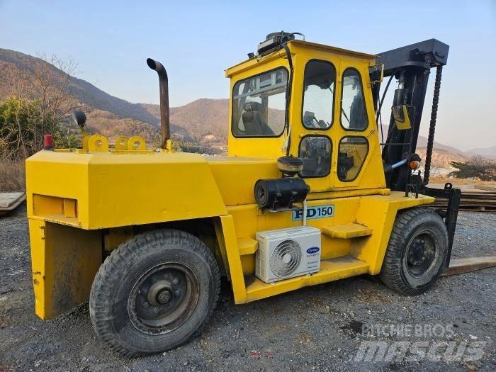 Komatsu FD 150 Stivuitor cu catarg retractabil