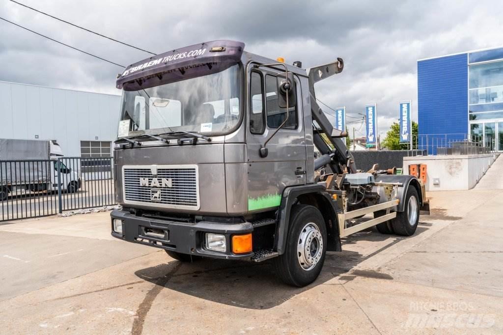 MAN 18.222 F Camion cu carlig de ridicare