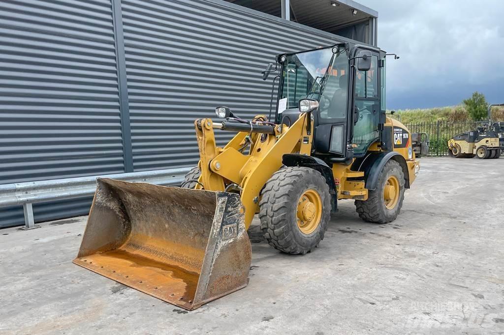 CAT 907M Incarcator pe pneuri