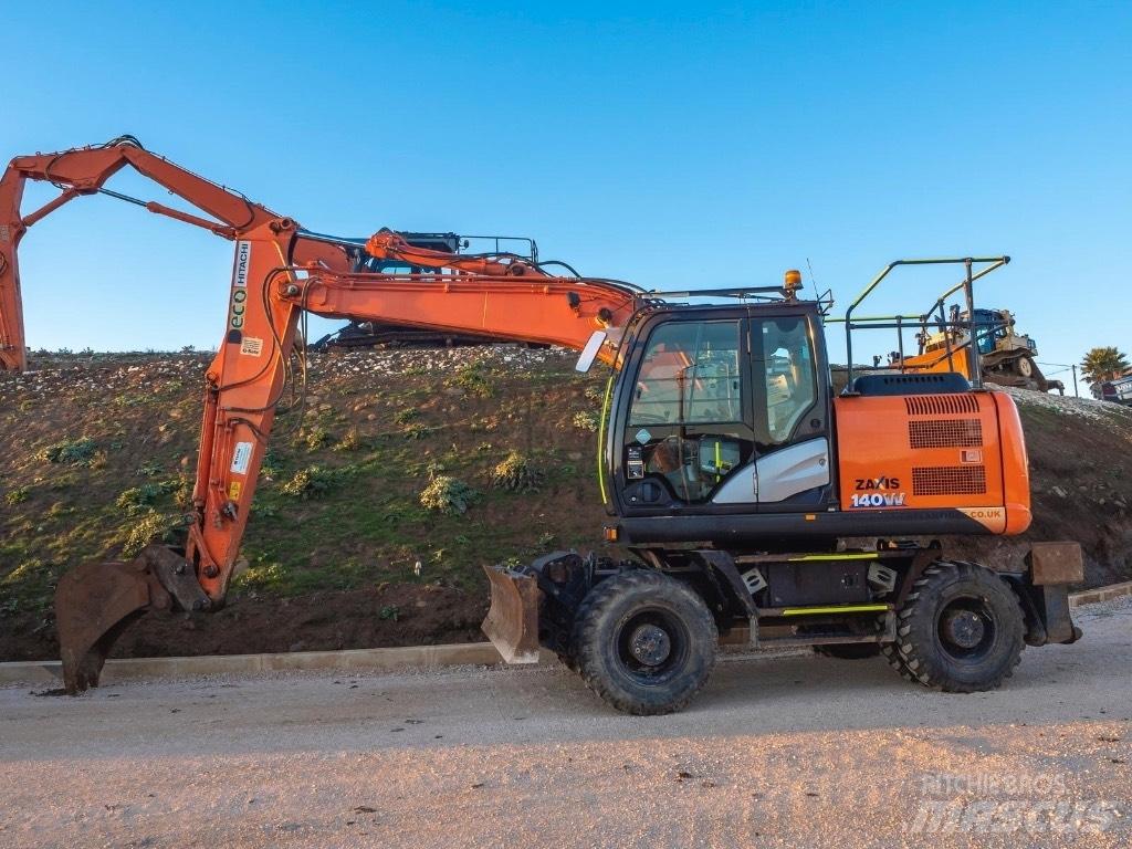 Hitachi 140W Excavatoare cu roti