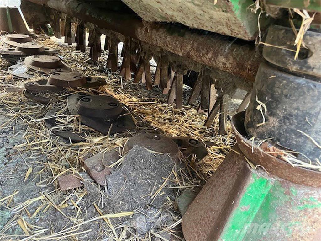 John Deere 131 Alte echipamente pentru nutret