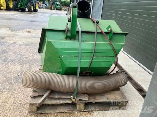 John Deere 580L Utilaje întreţinere terenuri - Altele