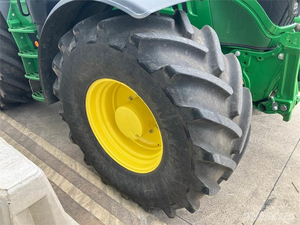 John Deere 6215R Tractoare