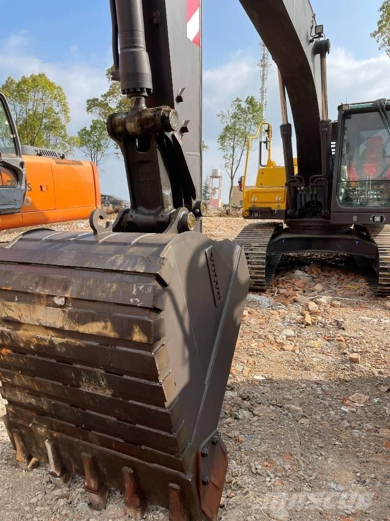 Volvo 220D Excavatoare pe șenile
