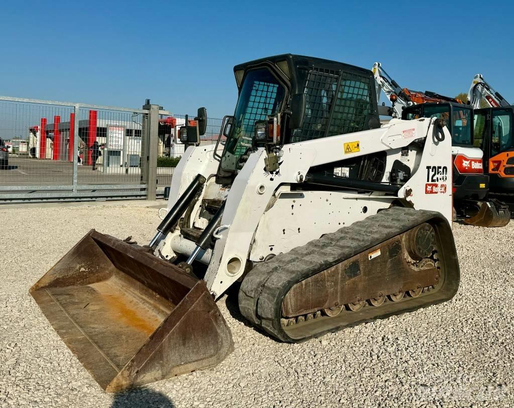 Bobcat T 250 Încarcatoare cu excavator