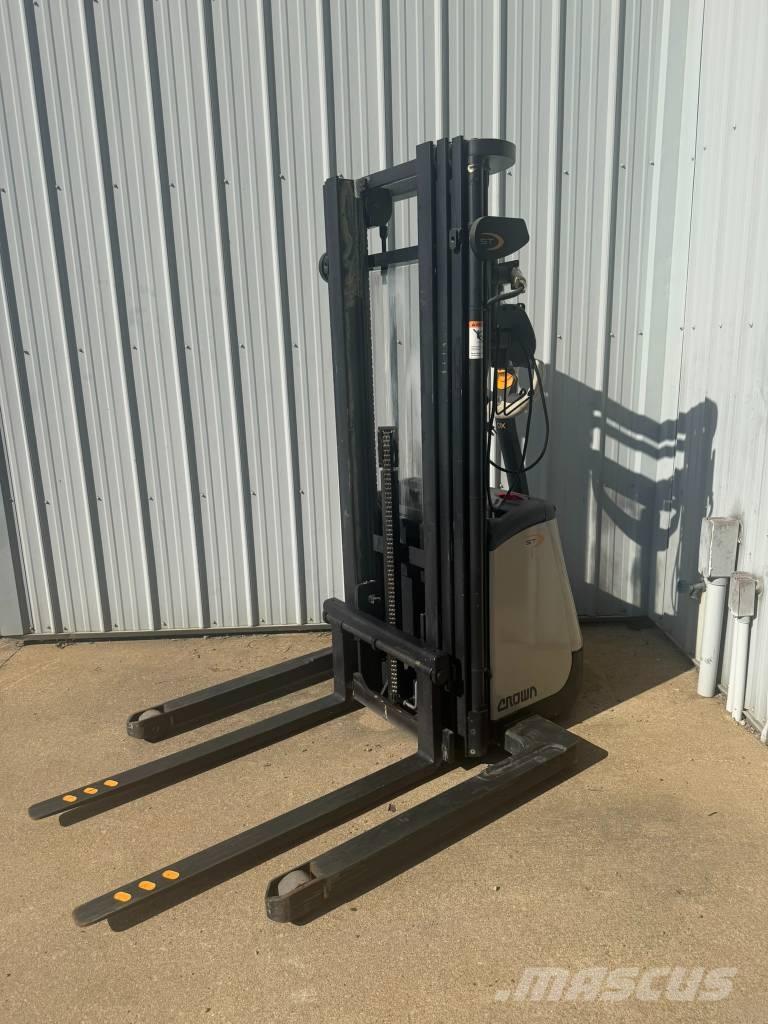 Crown ST3000-25 Stivuitor electric