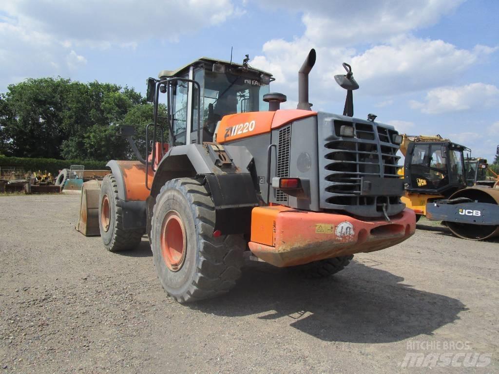 Hitachi ZW 220  Waage Incarcator pe pneuri