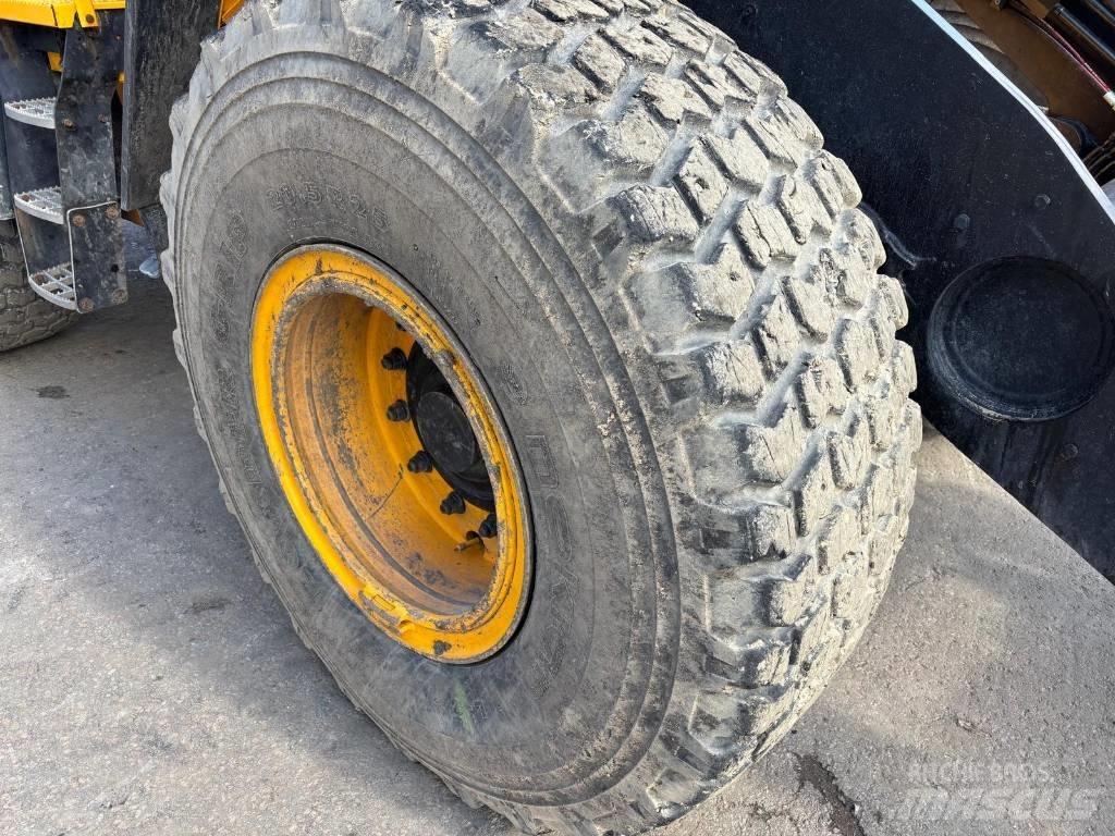 JCB 437 HT Incarcator pe pneuri