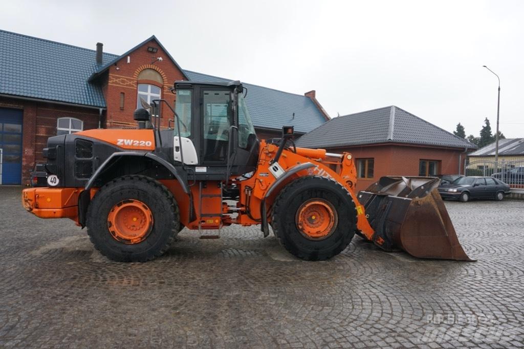 Hitachi ZW 220-5 B Incarcator pe pneuri