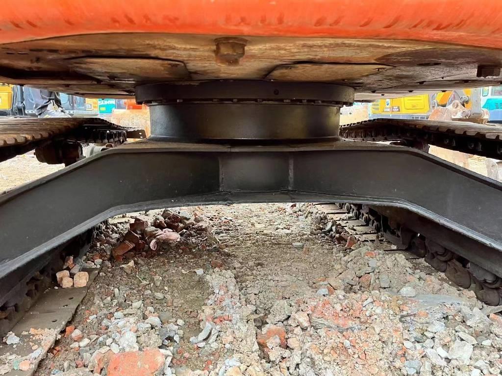 Hitachi ZX 135 US Excavatoare pe șenile
