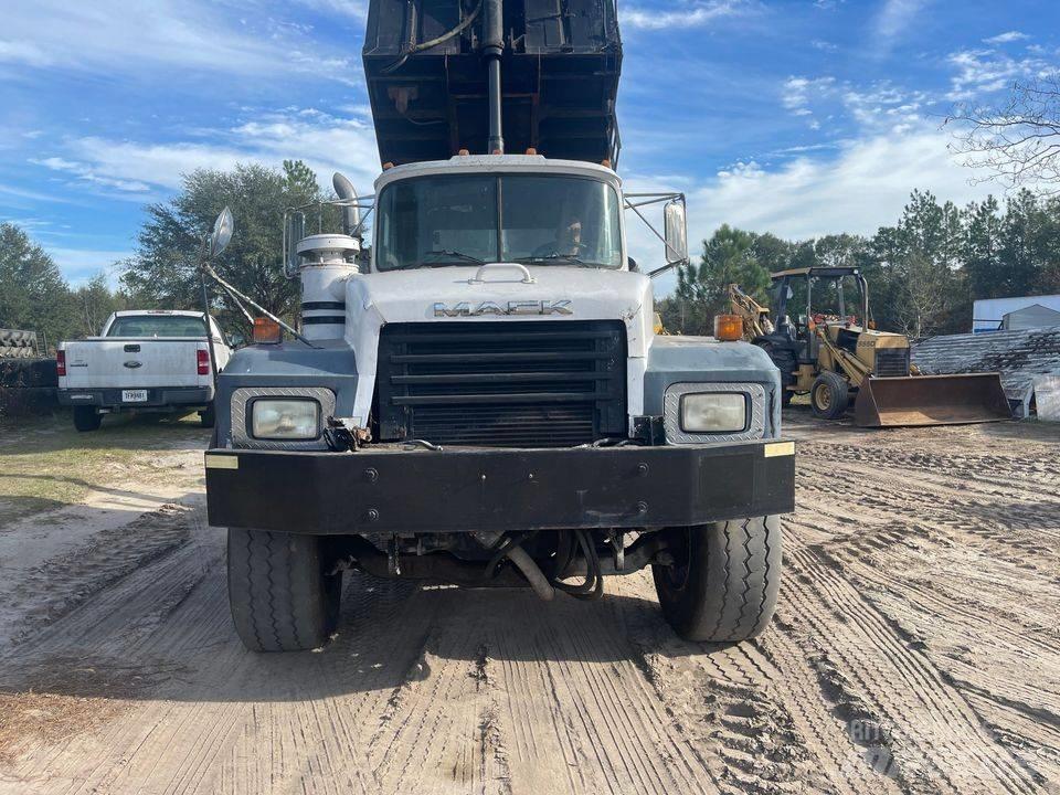 Mack dump Autobasculanta