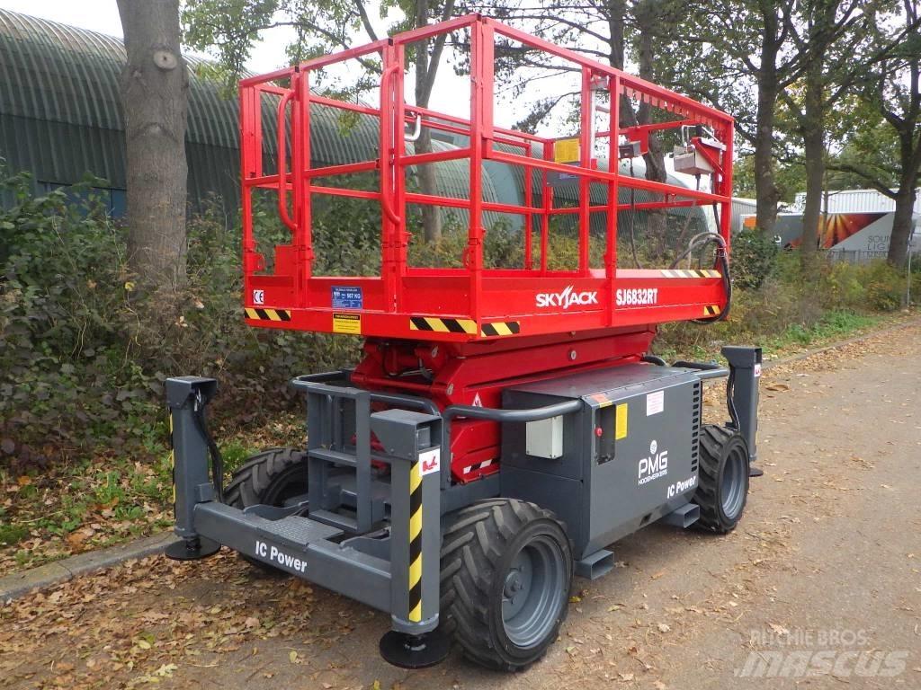 SkyJack SJ6832RT Platforme foarfeca