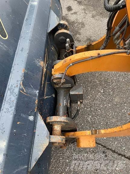 CASE 321f Incarcator pe pneuri