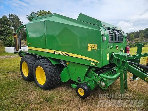 John Deere 744 Masina de balotat cilindric