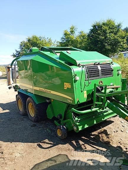 John Deere 744 Masina de balotat cilindric
