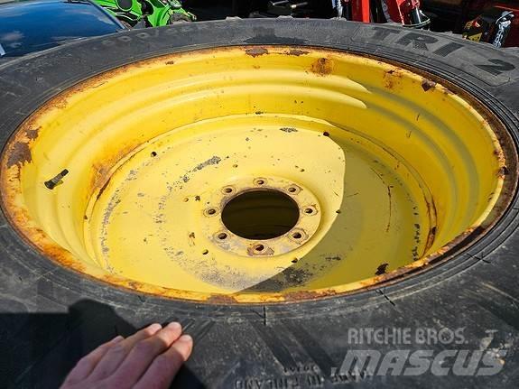 John Deere NOKIAN Tractoare