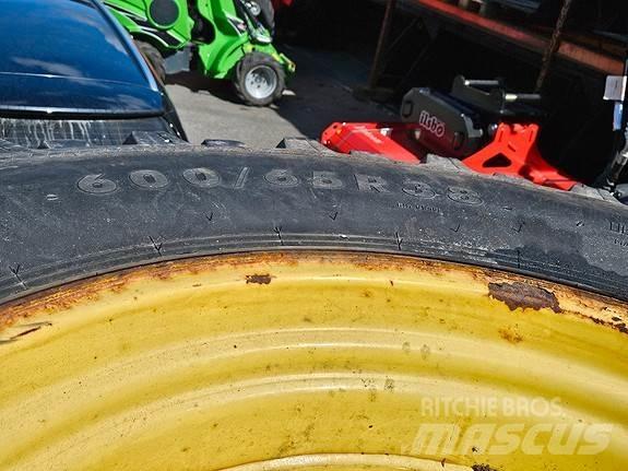 John Deere NOKIAN Tractoare