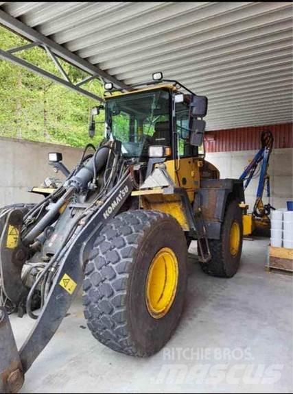 Komatsu WA200 PT Incarcator pe pneuri