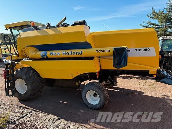 New Holland TC5050 Combine de secerat