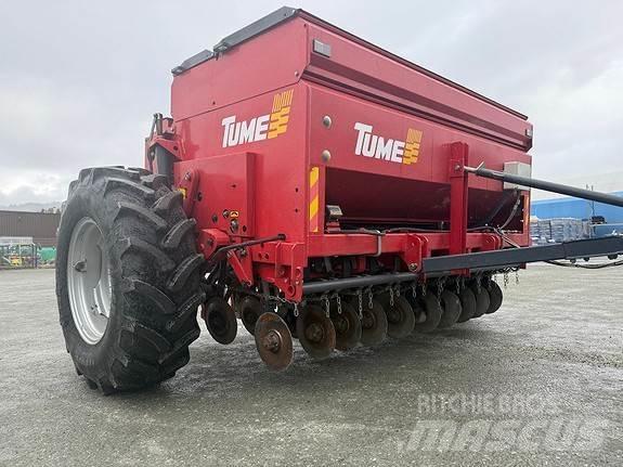 Tume HKL 2500 Distribuitoare de ingrasamant
