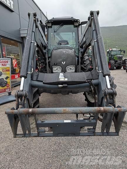 Valtra A83 Tractoare