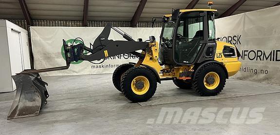 Volvo JL25H Incarcator pe pneuri