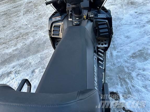 Yamaha Viking 5 Snowmobile
