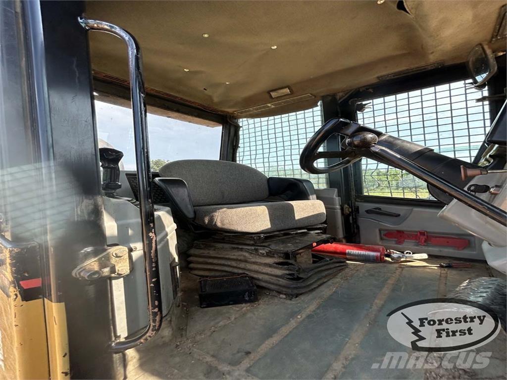 CAT 525B Utilaje de manevrarea a bustenilor