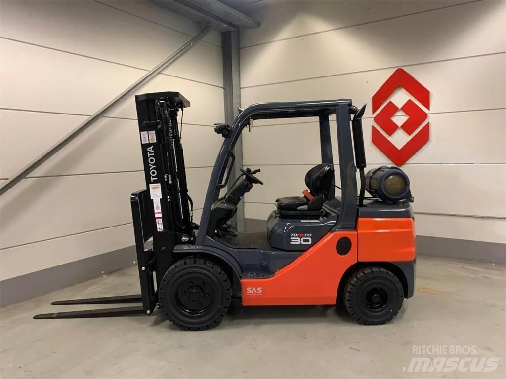 Toyota 02-8FGF30 Stivuitor GPL