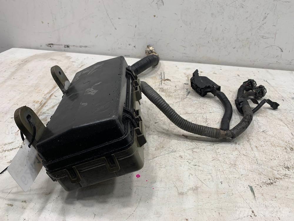 Isuzu NPR Electronice