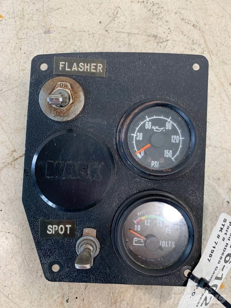 Mack RD680 Electronice