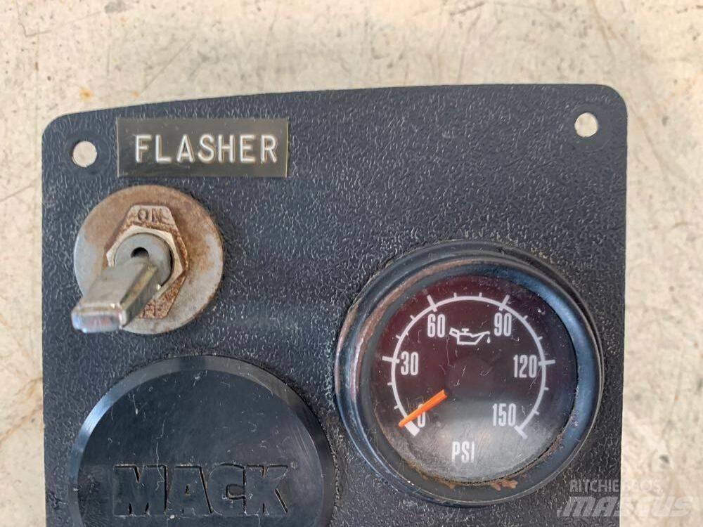 Mack RD680 Electronice