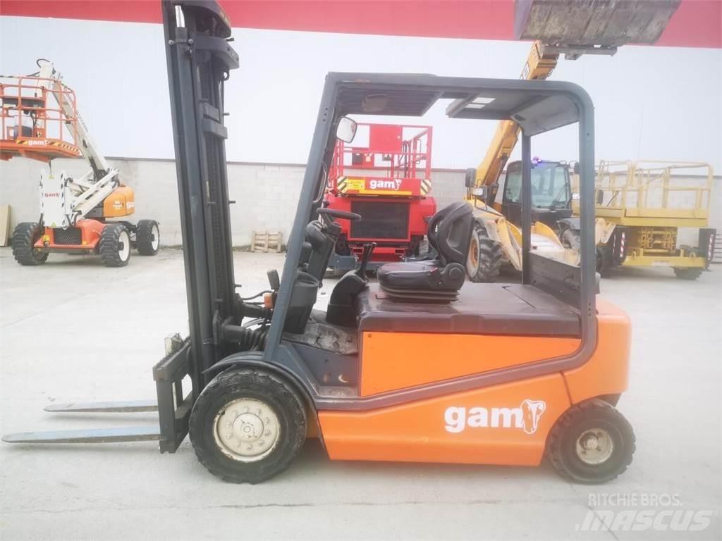 OM XE40 Stivuitor electric