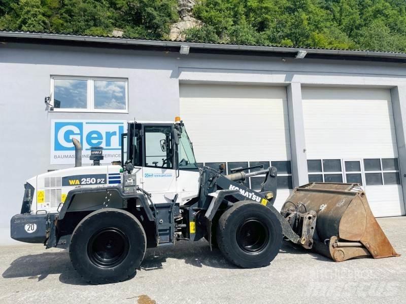 Komatsu WA250PZ-6 Incarcator pe pneuri