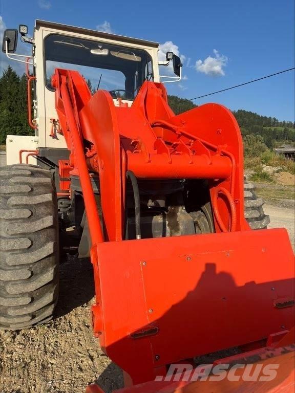 Sandvik Tross 130 Incarcator pe pneuri