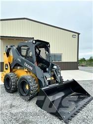 John Deere 318G Mini incarcator