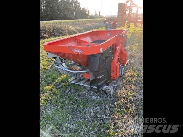Kuhn AXIS 20.1W Împrastierea mineralelor