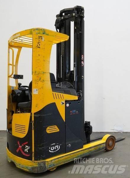 OM Xi 14 Stivuitor cu catarg retractabil