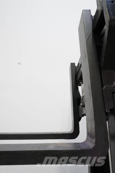 OM Xi 14 Stivuitor cu catarg retractabil