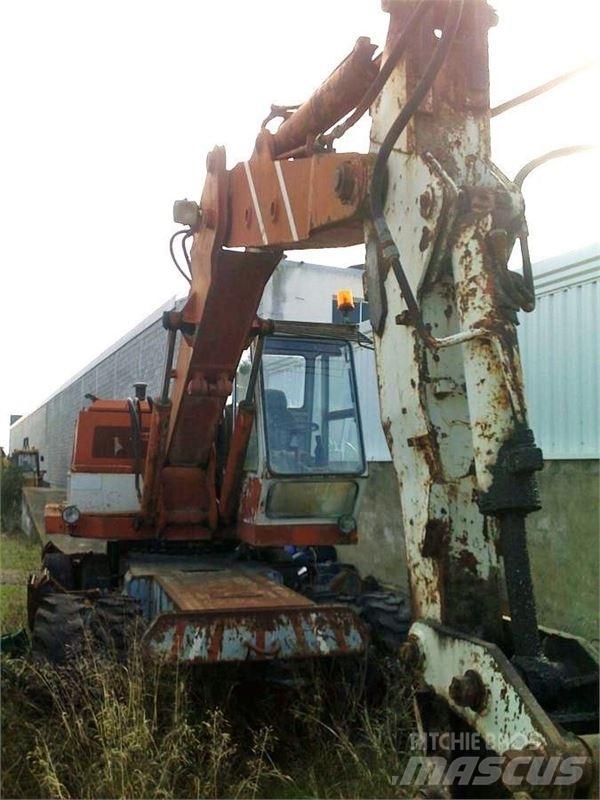  GURIA  90 Excavatoare cu roti